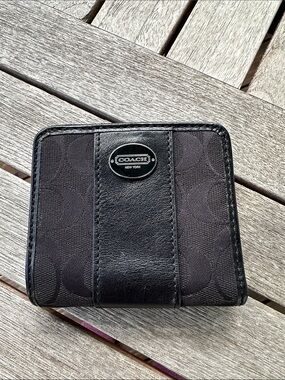 Coach Small Black Signature Wallet Logo Snap Closure Convinient Minimalist